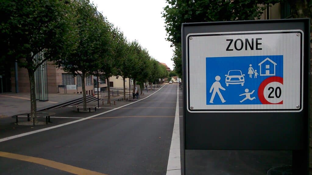 La Rue joseph Piller a une délimitation des voies plus claire. Source: Mobilité piétonne Suisse