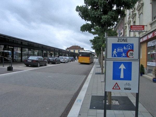 La gare routière du car postal est située à l'extrémité de la zone de rencontre. Source: Rue de l'Avenir