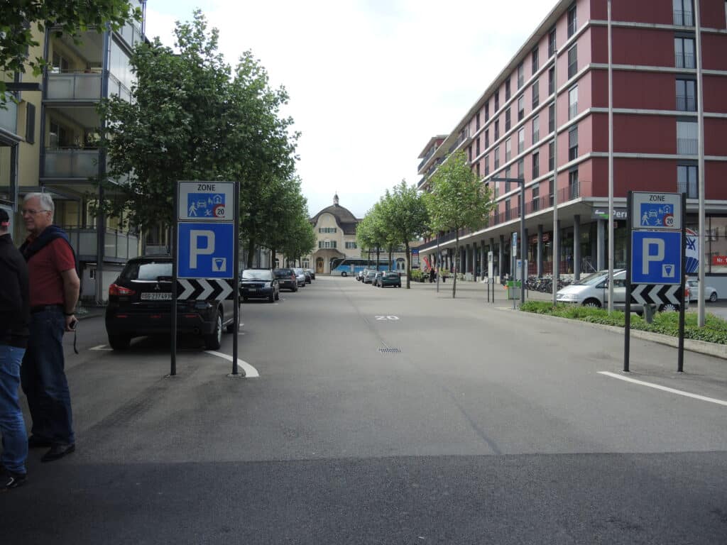 La Rue joseph Piller a une délimitation des voies plus claire. Source: Mobilité piétonne Suisse