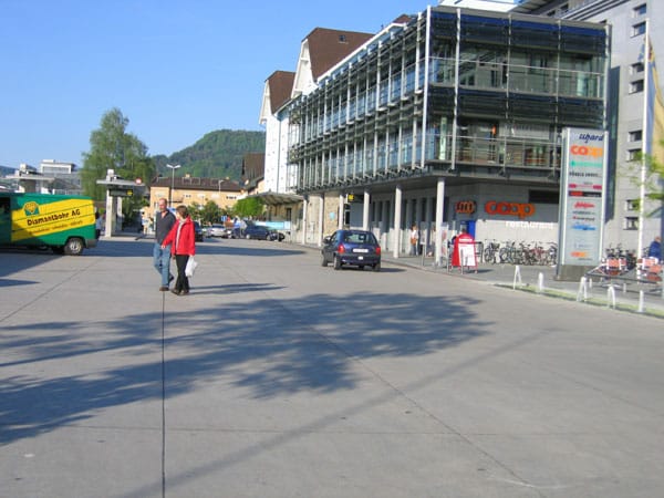 Offener Platz mit geschütztem Bereich für die Fussgänger. Bild: VCS St. Gallen-Appenzell