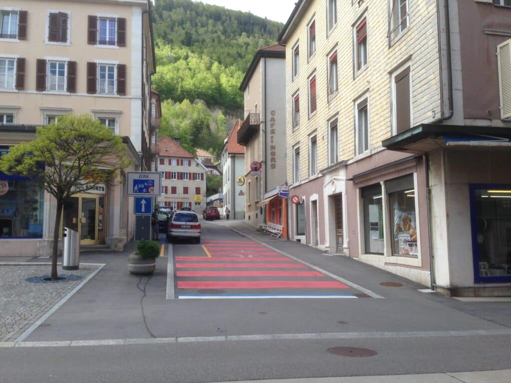Les bandes rouges qui marquent l'entrée dans la zone de rencontre. (Photo Mobilité piétonne Suisse)